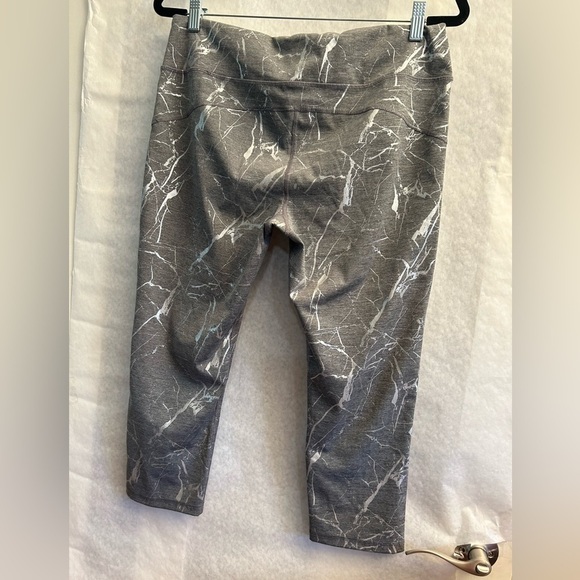 Marika grey & silver crop workout legging w/inner waist pocketSz-XL(16-18).  Q14 - Picture 4 of 9